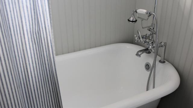 Why You Probably Shouldn’t Refinish Your Own Bathtub