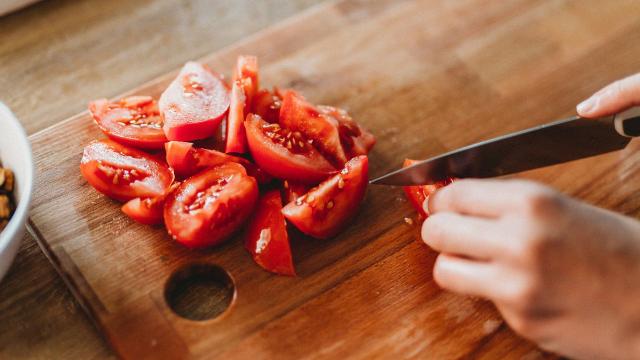 For Better Tasting Tomatoes, Dip Them in Warm Water Before Chilling