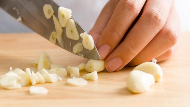 The Easiest Way to Get Garlic Smell Off Your Hands