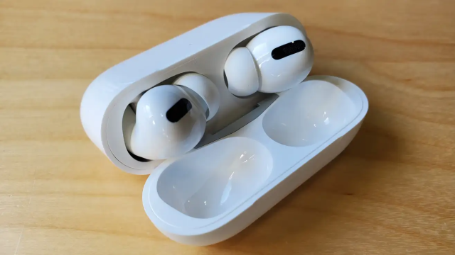 The Best New AirPods Features in iOS 17