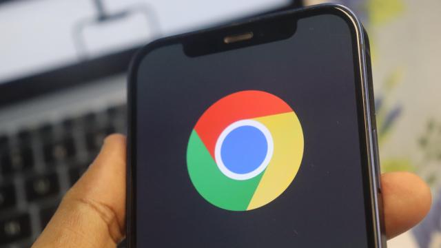 You Should Move Chrome’s Address Bar to the Bottom of Your iPhone