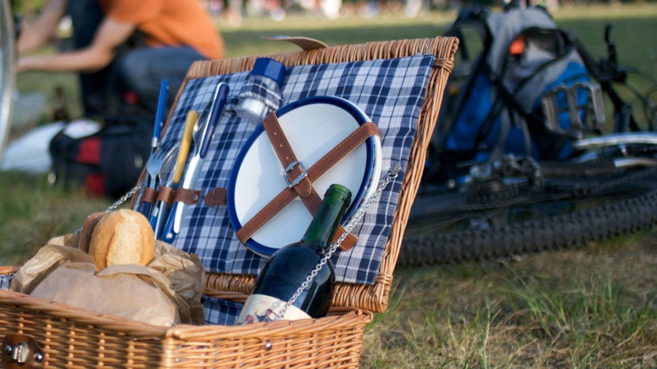 How To Pack Your Food For A Mess-Free Picnic