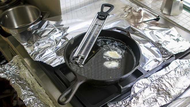 Cover Your Stovetop With Tin Foil To Clean Up Quickly After Frying