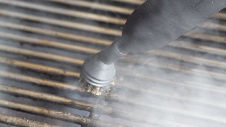 Clean Your Barbecue Quickly With A Steam Cleaner