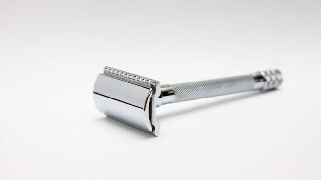 Clean Your Reusable Razor In A Snap With A White Vinegar Soak