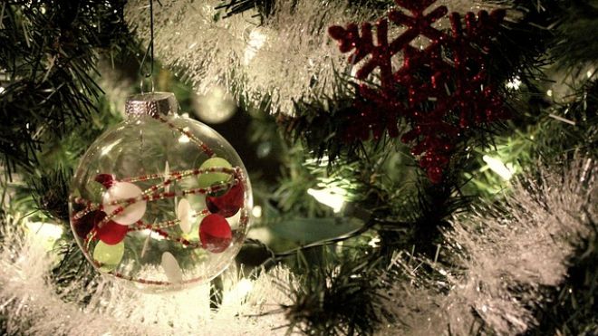 Make A Christmas Tree Look Fuller With Garland