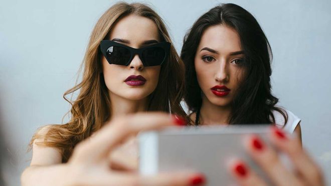 How Selfies Can Ruin Your Holiday (And Even Kill You) [Infographic]