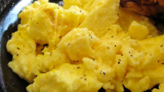 Make Fluffier Scrambled Eggs With A Little Soda Water