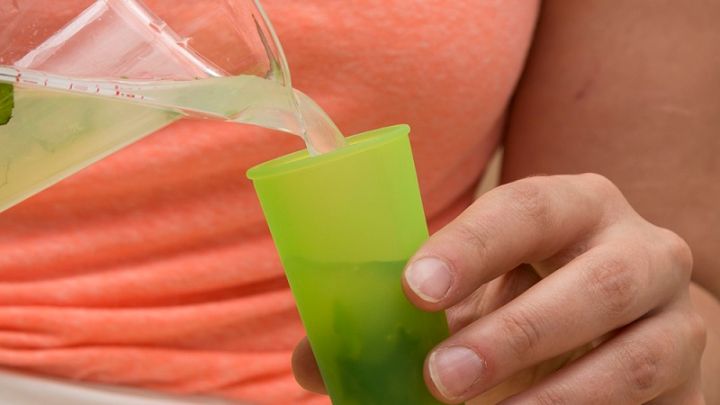 Make Giant Ice Cubes For Party Drinks With Popsicle Molds
