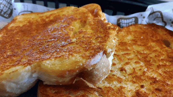 How To Make Sizzler Restaurant’s Famous Parmesan Bread