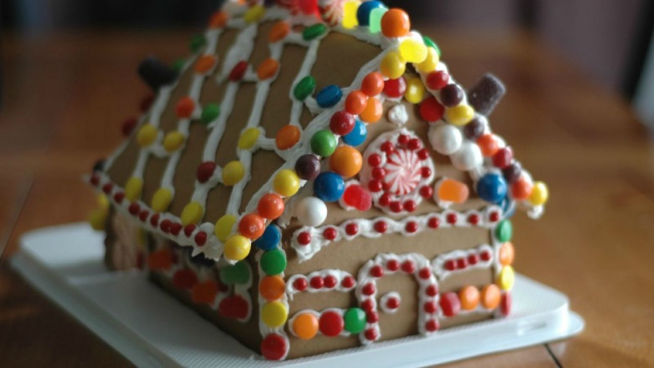 Turn Your Now-Irrelevant Gingerbread House Into A Tasty Pie Crust