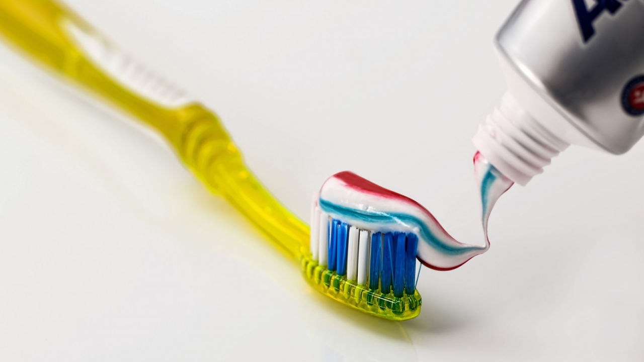 What’s The Difference Between ‘Natural’ And Regular Toothpastes?