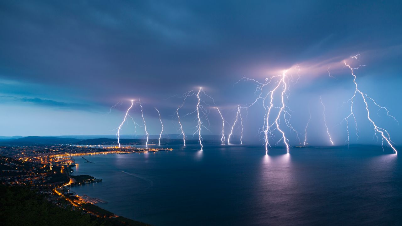 Protect Yourself (And Your Gadgets) From A Major Thunderstorm