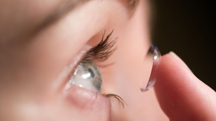 The Easiest Way To Put Contact Lenses In
