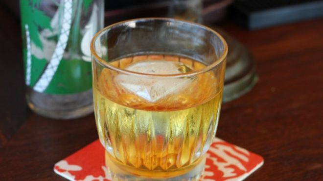 Why Giant Ice Cubes Are The Only Cubes Your Home Bar Needs