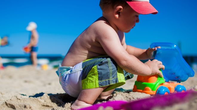 7 Beach Hacks For Parents Who Hate To Struggle