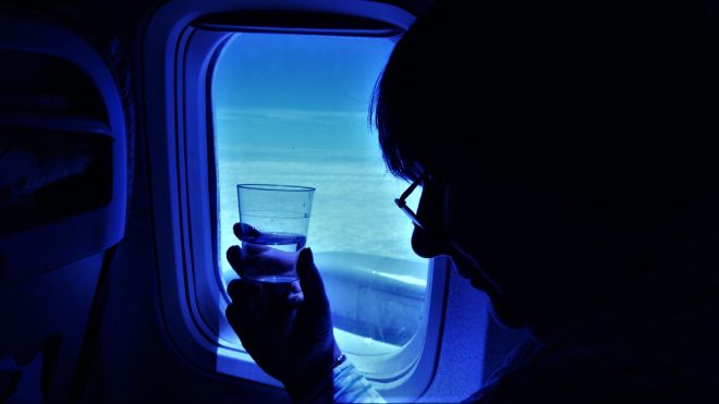 How To Keep Properly Hydrated On A Long Flight