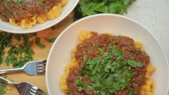 You Won't Miss The Meat In This Rich, Oven-Roasted Vegan Ragú