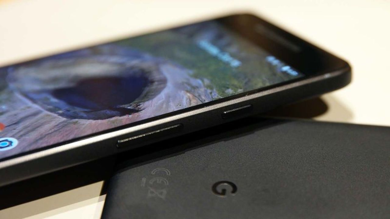Don’t Buy The Pixel 2 XL Until Google Sorts Out Its Display Problems
