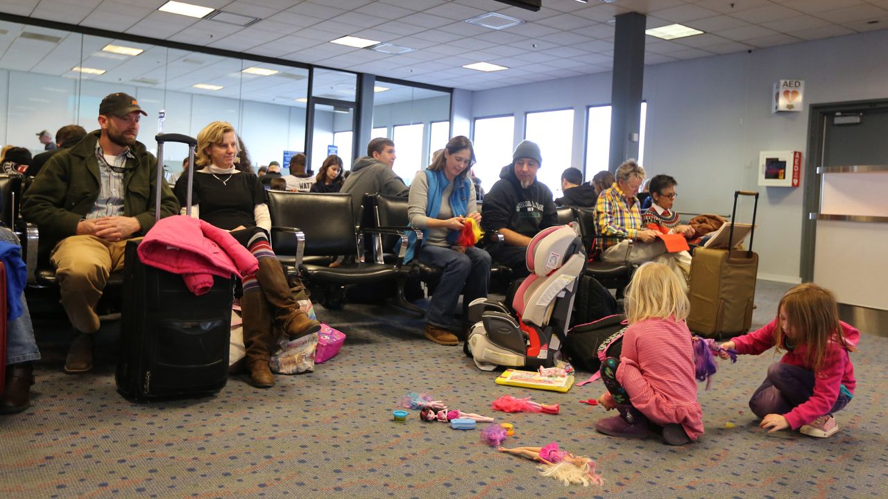 9 Ways To Keep Kids Entertained During A Long Airport Delay (Without Electronics)