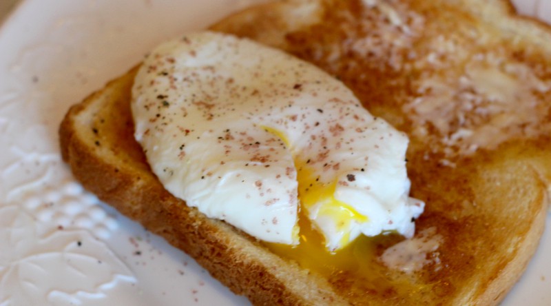 Two Easy Ways To Poach Your Eggs