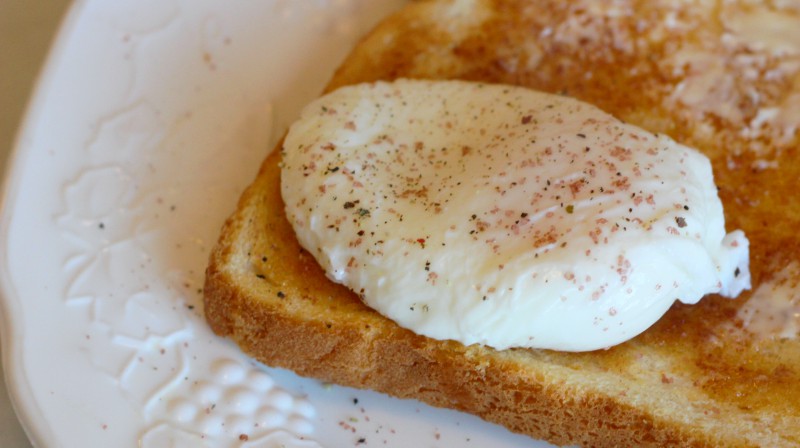 Two Easy Ways To Poach Your Eggs