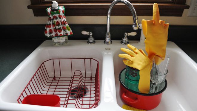 Moisturise Your Hands While Doing Dishes