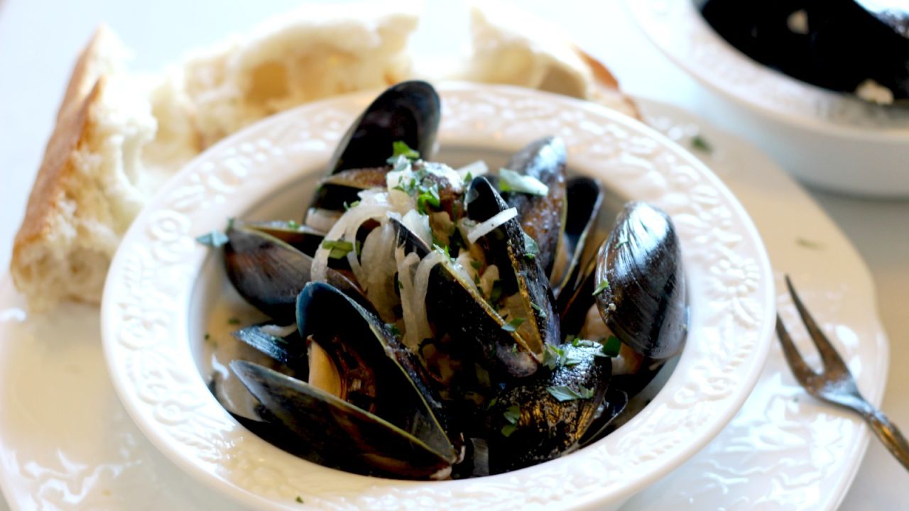 How To Make A Whole Mess Of Fancy Mussels