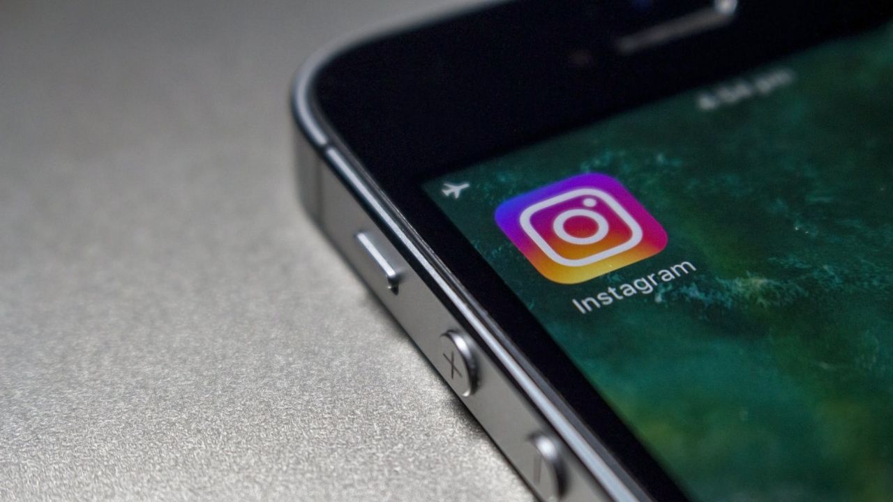 How To Use Instagram’s New Questions Feature