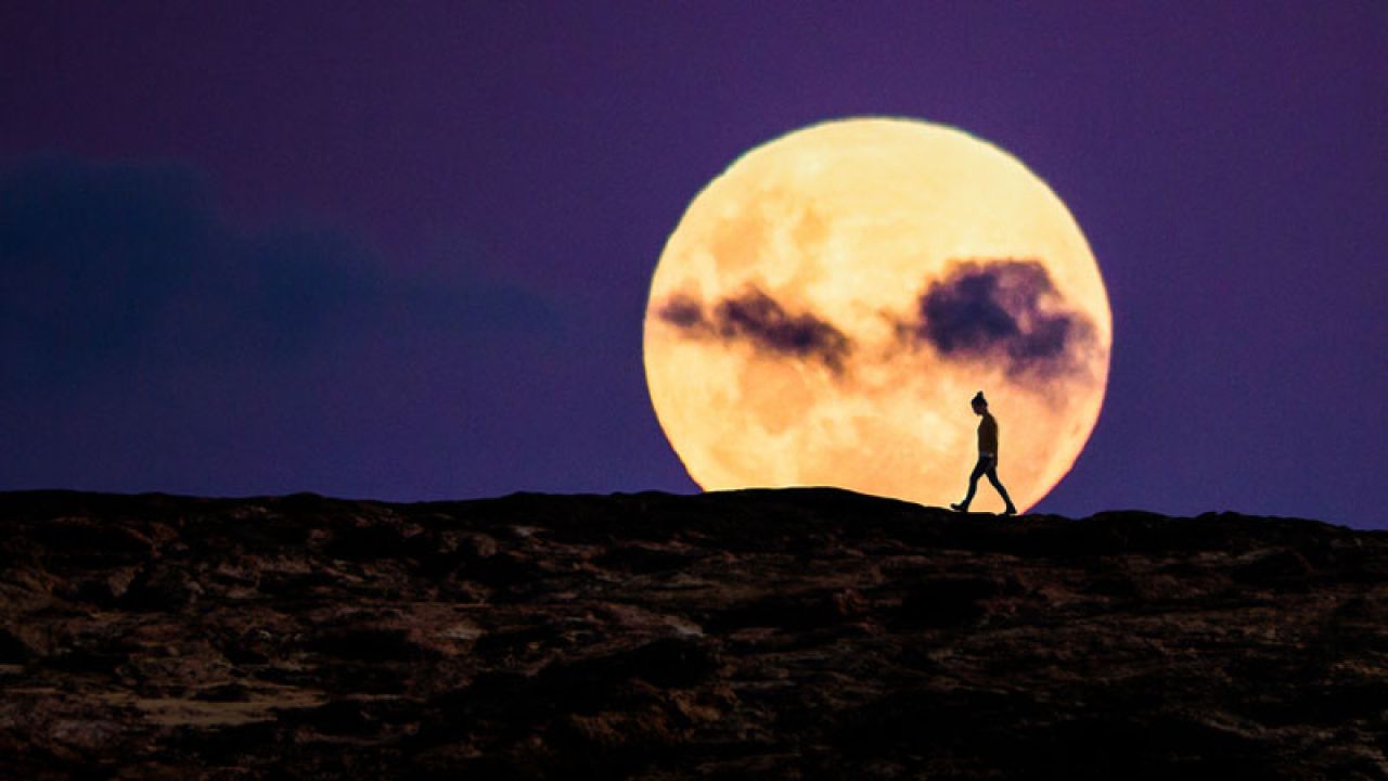 How To See the April 2020 Supermoon In Australia