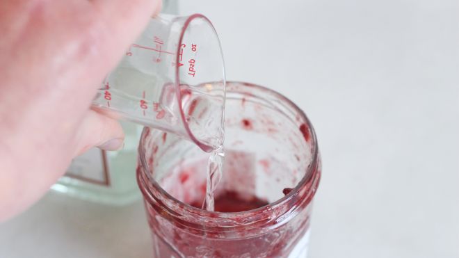 Use An Almost-Empty Jam Jar To Flavour A Cocktail