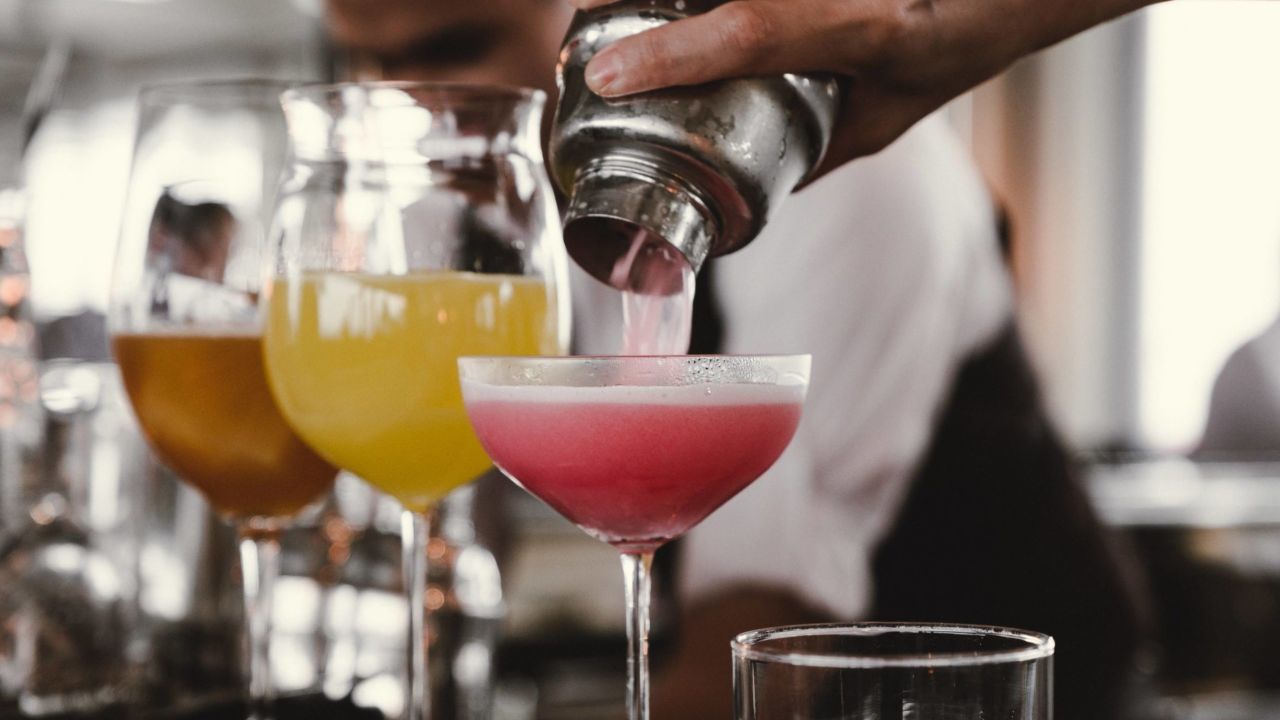 How To Order Drinks At The Bar Without Embarrassing Yourself