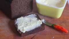 How to Make Spreadable Butter With Two Ingredients