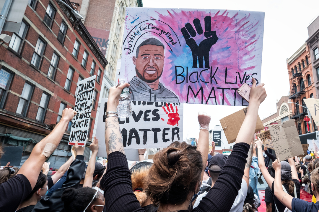 Как в сша называют забастовку полицейских. Протесты в Америке 2020 Блэк лайф Меттер. Протесты в США Black Lives matter. Blm протесты. Протестные плакаты в Америке.