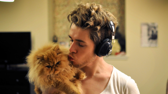 Here’s What Happens When Guys Add Their Cats to Dating App Profiles