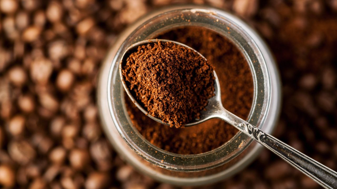 Use Coffee Grounds to Eliminate Household Odours