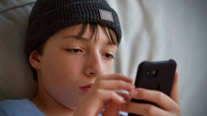 When Should Your Kid Get Their First Mobile Phone?