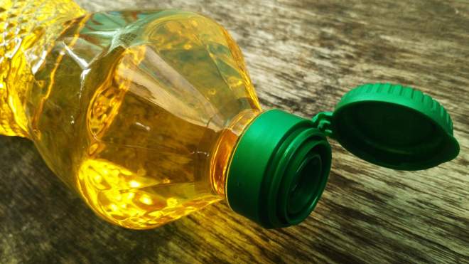 Why You Need to Keep an Empty Vegetable Oil Bottle Under Your Sink at All Times