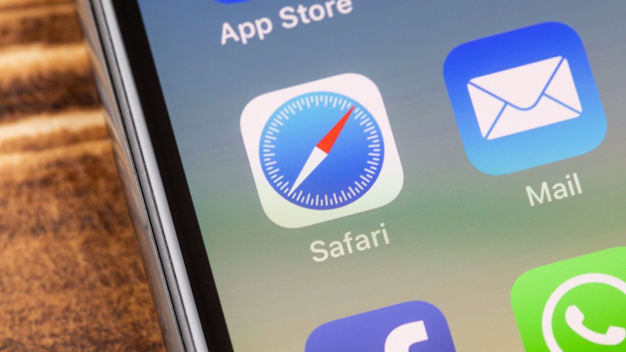 How to Move Safari’s Search Bar Back Where It Belongs in iOS 15