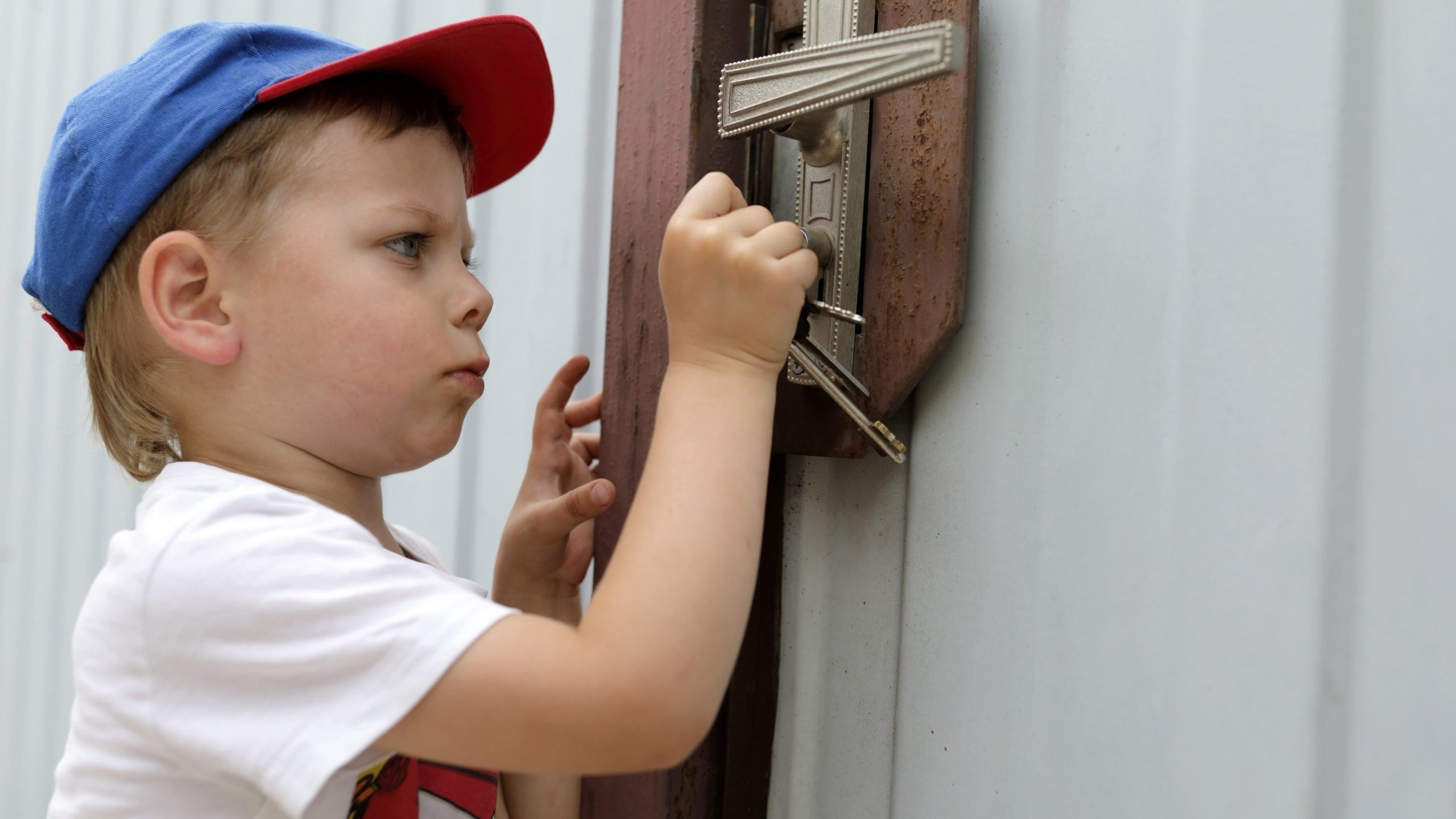 Дети стучат в дверь. Мальчик открывает дверь. Ребенок открывает дверь. Ключ для детей. Открывает дверь ключом.