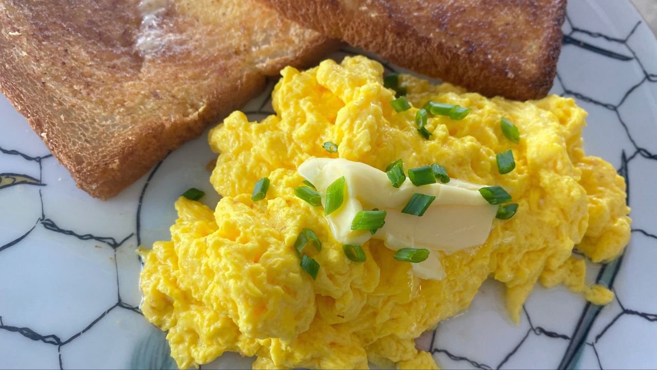You Can Scramble Eggs in a Pot of Simmering Water