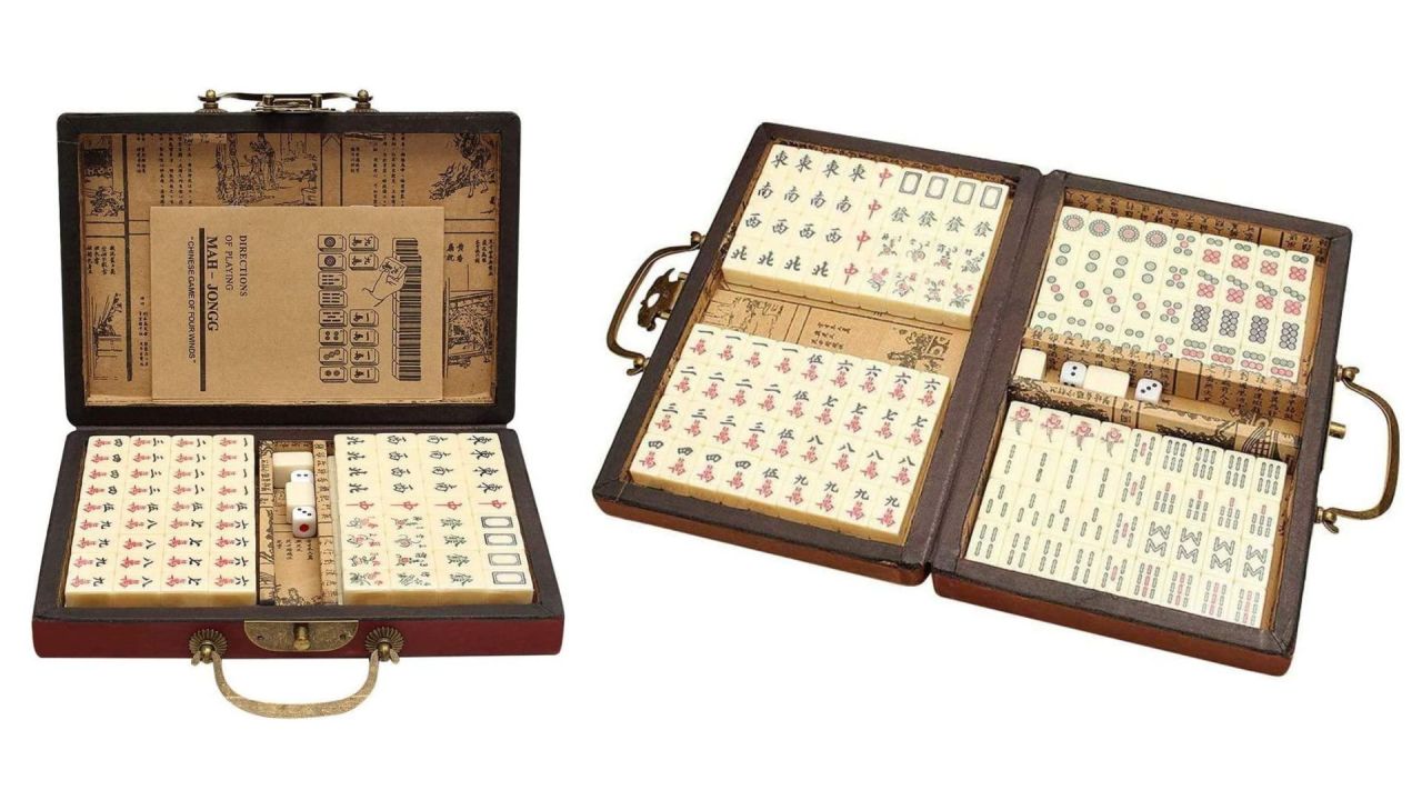 Wooden mahjong set