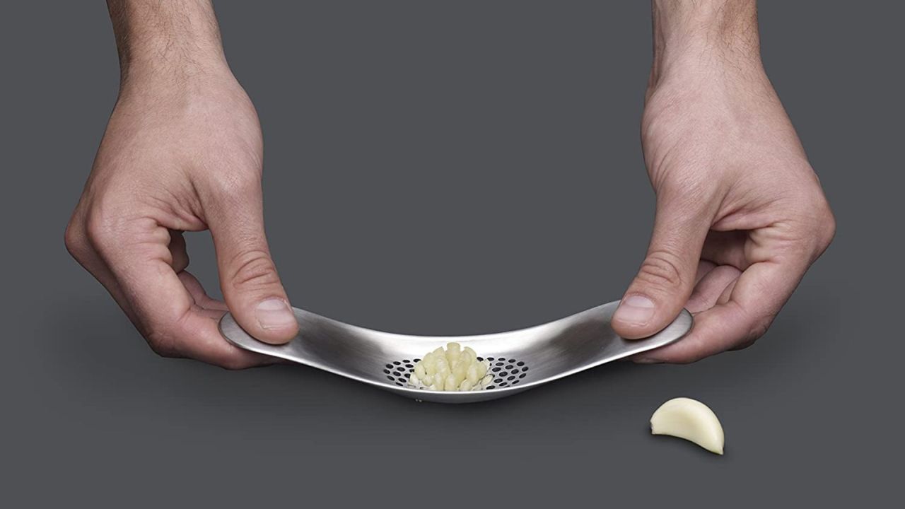Kitchen cooking gadgets: Garlic mincer